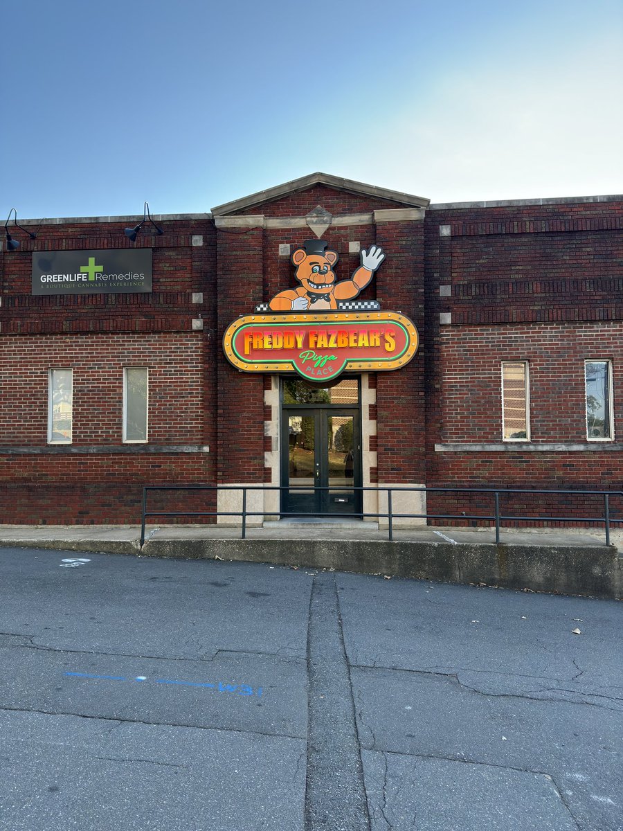 GhostRoosterr's tweet image. We recreated fnaf in real life 👀