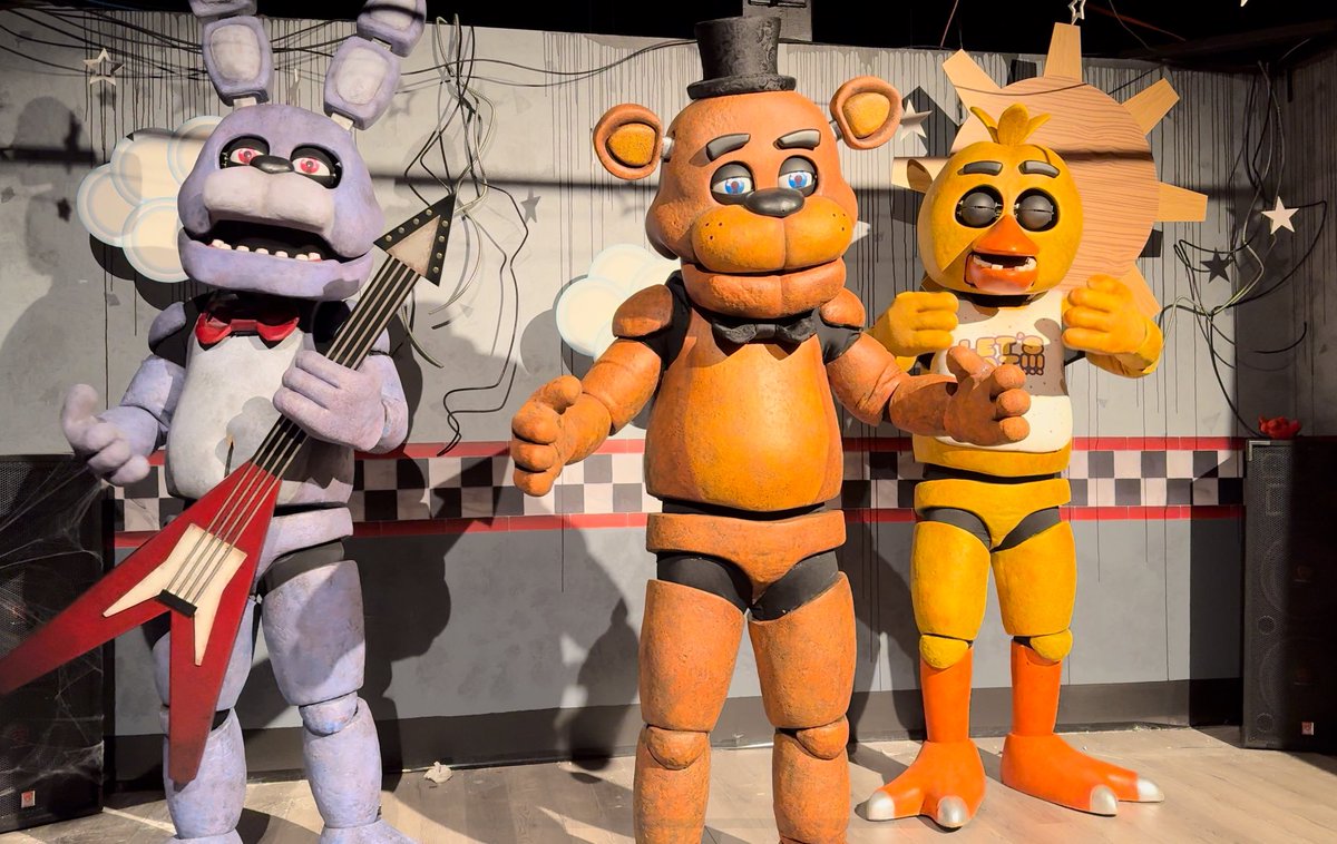 GhostRoosterr's tweet image. We recreated fnaf in real life 👀