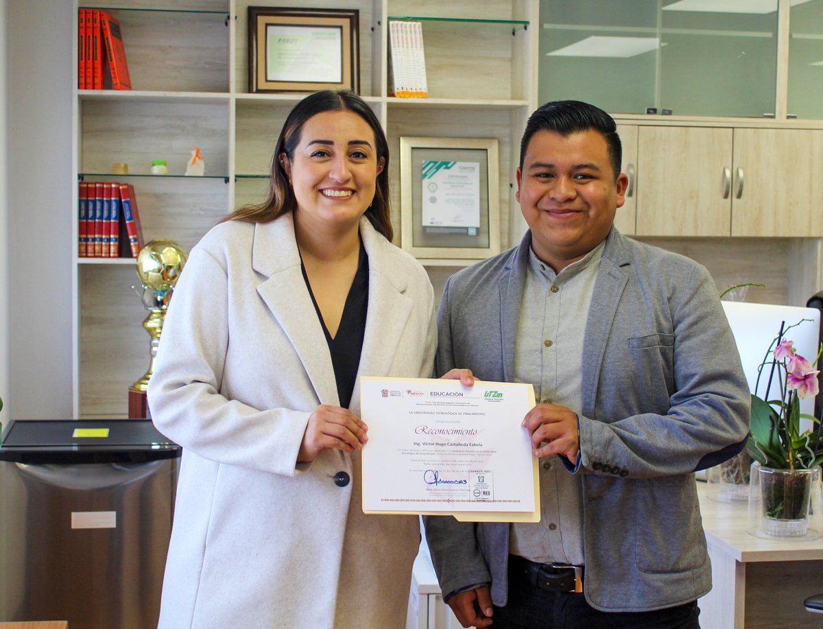UTZin_oficial's tweet photo. La UTZin hizo entrega de Reconocimientos a algunos profesores y profesoras, destacando su valiosa “Labor Docente”, con la que día a día comparten a la comunidad estudiantil su vocación por la formación académica universitaria.
#OrgulloUtzin
#SomosUtzin
#BISUniversities https://t.co/UcJtA8ajEt