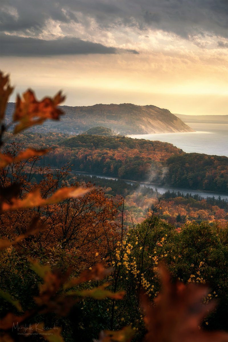 MKiczenski's tweet image. @PureMichigan &apos;s Sleeping Bear Dunes  looking absolutely gorgeous painted in fall.  #michigan #Autumn #fallfilter @mynorth @TraverseCity