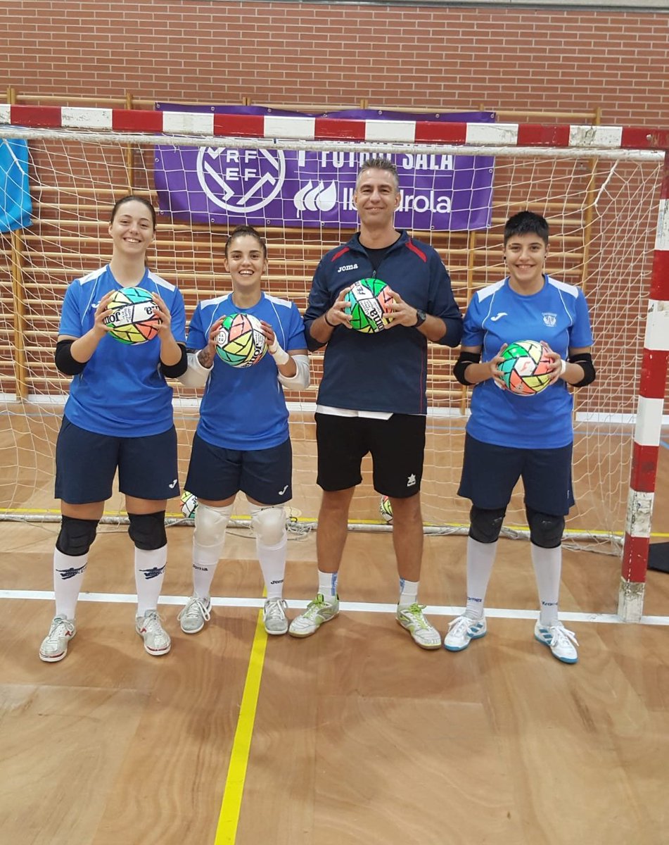 Gran trabajo y esfuerzo de nuestras porteras del primer equipo <a href="/TamiFalconi/">TAMI</a> <a href="/monii810/">Moni Lopez</a> y <a href="/naiaragtez13_/">Naiara</a>  en manos de nuestro E.P <a href="/andresclavero80/">Andrés</a>💪🏽

¡Estamos convencidos de que el trabajo se verá reflejado en la portería!

🙇🏽‍♀️"Insistir, persistir y NUNCA desistir"

#VamosLega💙🥒🤍