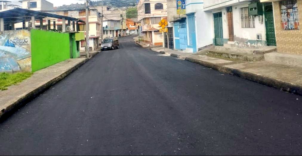 ObrasQuito's tweet photo. 👷✅#RehabilitaciónVial | Está habilitada la circulación vehicular en la calle #MiguelÁngelCasares, sector barrio #Aymesa al finalizar con el tendido y compactación de la nueva carpeta asfáltica.
🚗CONDUCE CON PRECAUCIÓN🚗
#QuitoRenace https://t.co/Kd2S4QJoV7