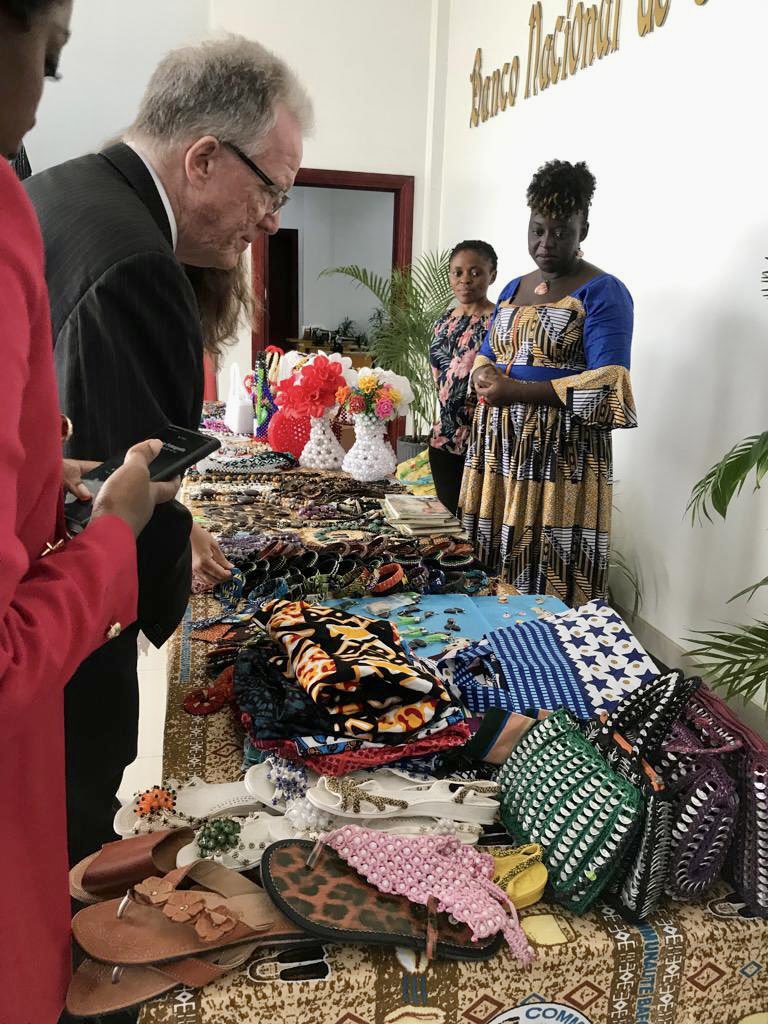 ¡Conoce a Dulce Maira Boneke Nokonoko, una visionaria en el mundo de la gestión de proyectos y el desarrollo de negocios! 🚀

Durante más de una década, ha sido la líder de numerosos proyectos exitosos, ofreciendo su experiencia tanto a instituciones públicas como a empresas