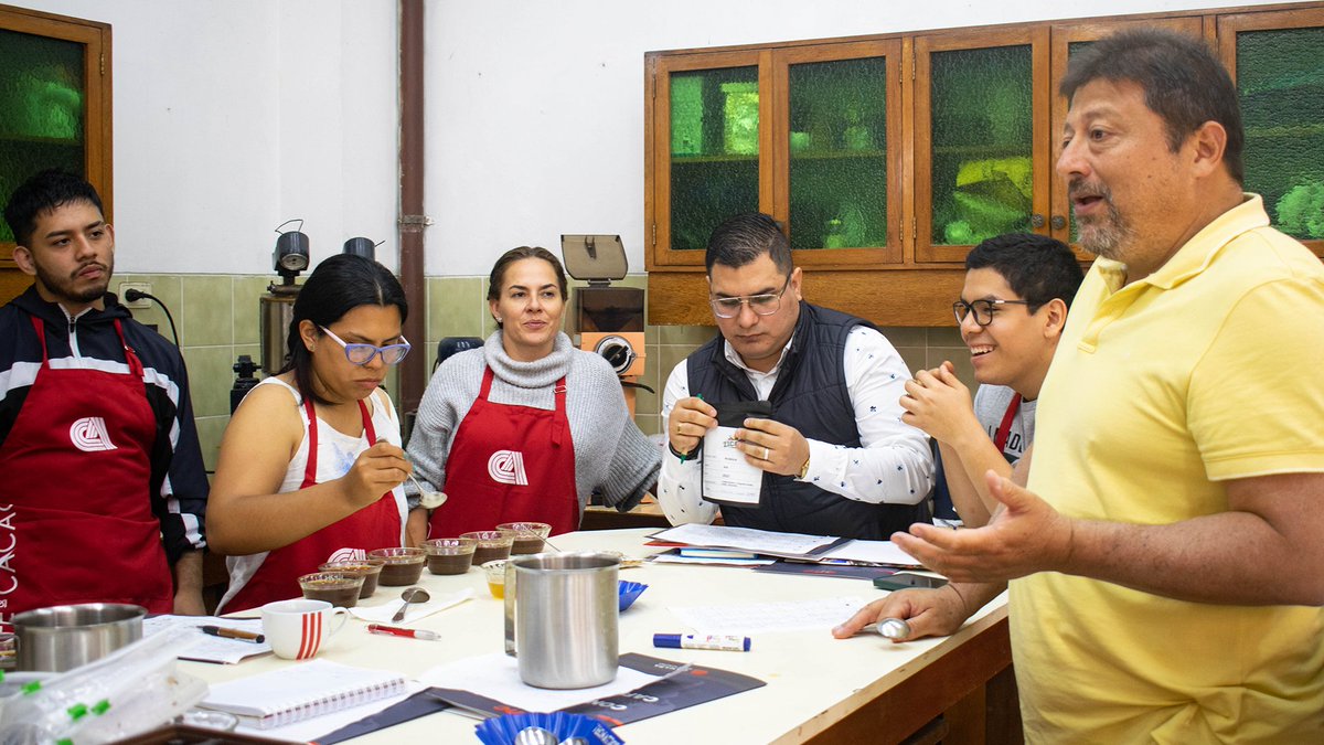 camcafeperu's tweet photo. ☕️ Del 16 al 19 de octubre tuvimos una nueva edición del Curso Avanzado de Catación de Café, dictado por la Ingeniera Lourdes Córdova.

😎 ¿Quieres ser parte de nuestros próximos cursos? ¡Ingresa a nuestra página web y separa tu cupo! -> https://t.co/YWqxeP8b8F https://t.co/DdiZTfVYn0