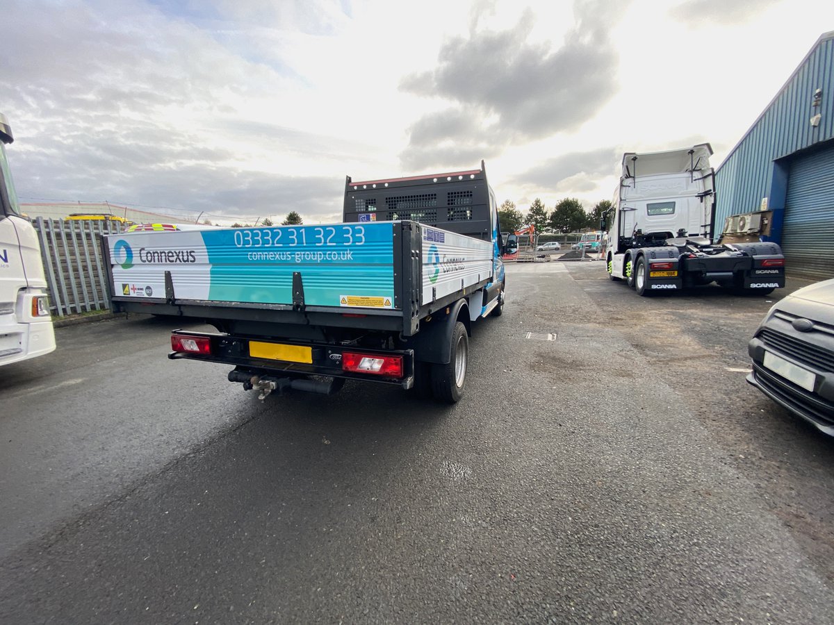 A vehicle doesn't need a complete wrap in order to stand out! We completed a printed partial wrap and livery in a quick turnaround on this Transit Dropside for Connexus.
#vehiclewrap #vinylwrap #fleetgraphics