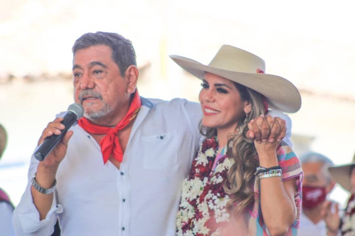 PFifiona's tweet photo. A ver acapulqueños, ¿ahora qué canción quieren que les canten Evelyn Salgado y su papá? ¡Pídala cantando! https://t.co/oQdcr7srdl