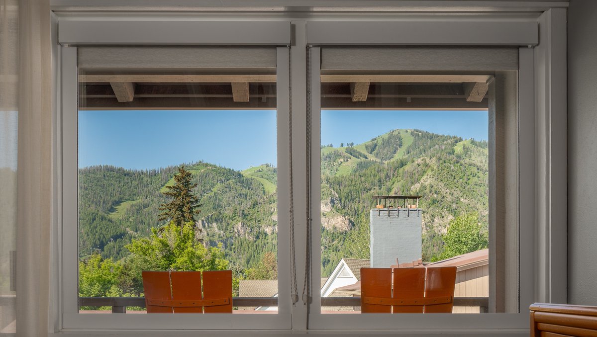 TamarackLodge1's tweet photo. No matter the season, these views never disappoint.
#tamaracksunvalley #roamrestrepeat https://t.co/Z77BClYUMl