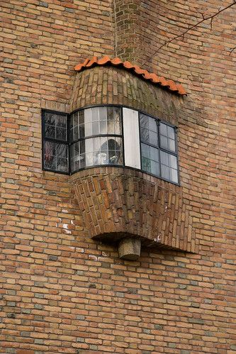 NaoCasanova's tweet photo. Ventana del bloque de viviendas de la c/Kromme-Mijdrechtstraat 2 en Ámsterdam.
Estilo arquitectónico: la Escuela de Ámsterdam, años 20.

Foto de Bart van Dijk.
#MiércolesEnladrillado https://t.co/jK3LxHPG5Y