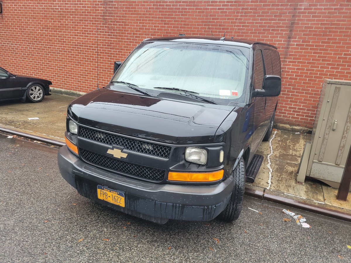placardabuse's tweet photo. This #SnatcherVan is one of the vehicles that parks on the public sidewalk that the @NYPD50Pct has illegally stolen.
All it displayed was a @NYPDnews patch, and it hasn't even had a valid @nysdmv registration for more than three months.
#CultureOfCorruption
#NYPDinsurrection https://t.co/qflkhkCru0