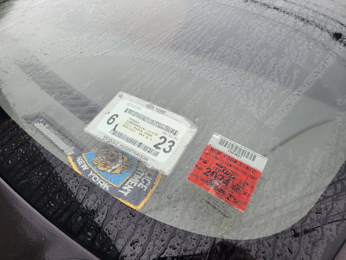 placardabuse's tweet photo. This #SnatcherVan is one of the vehicles that parks on the public sidewalk that the @NYPD50Pct has illegally stolen.
All it displayed was a @NYPDnews patch, and it hasn't even had a valid @nysdmv registration for more than three months.
#CultureOfCorruption
#NYPDinsurrection https://t.co/qflkhkCru0