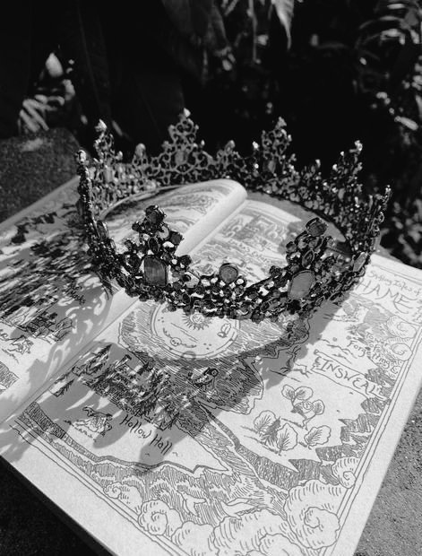 singnieswekwek's tweet photo. What if Deukae cb has dark royalty aesthetic? And the photo teasers would had Deukae with (or in) crowns, in an abandoned castle or something like that, I like such aesthetic ~ I would love if they add a masquerade ball, bc they showed such masks in BEcause

I made an aesthetic🤠 https://t.co/Df0LAE2J04