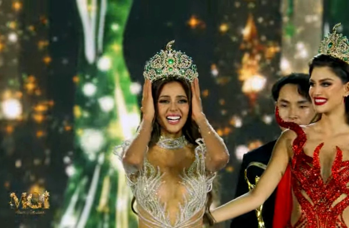 MigSalino's tweet photo. 🇵🇪 ¡ Arriba Perú ! 🇵🇪
Luciana Fuster gana el Miss Grand Internacional 2023.
Luciana era, sin lugar a dudas, la más linda del certamen. https://t.co/p1DCOyefcm