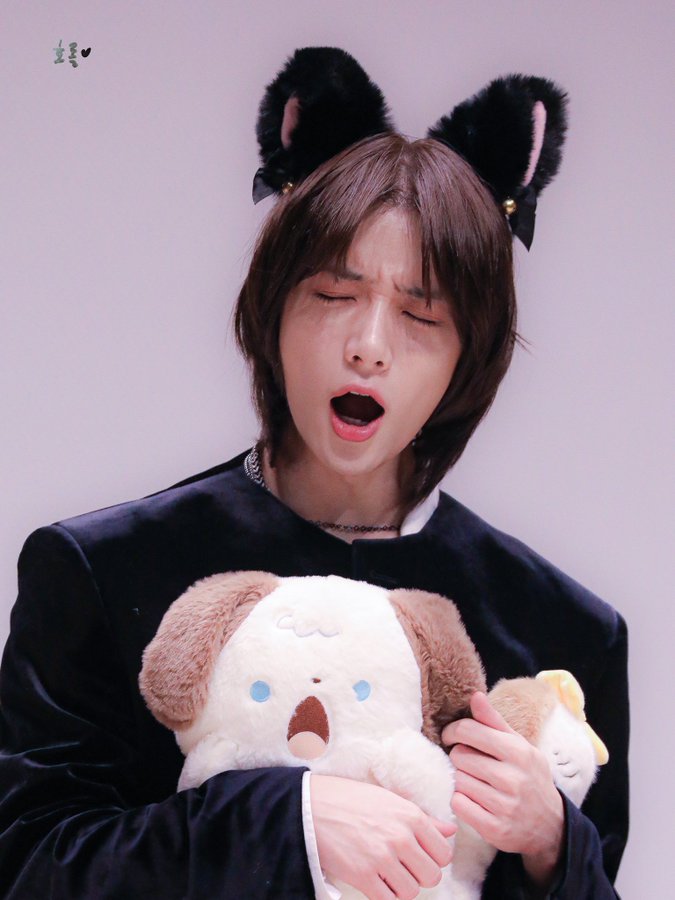 terrqy's tweet photo. @cbeomgyup Hmm no? I see a baby in you https://t.co/haHouic0A4