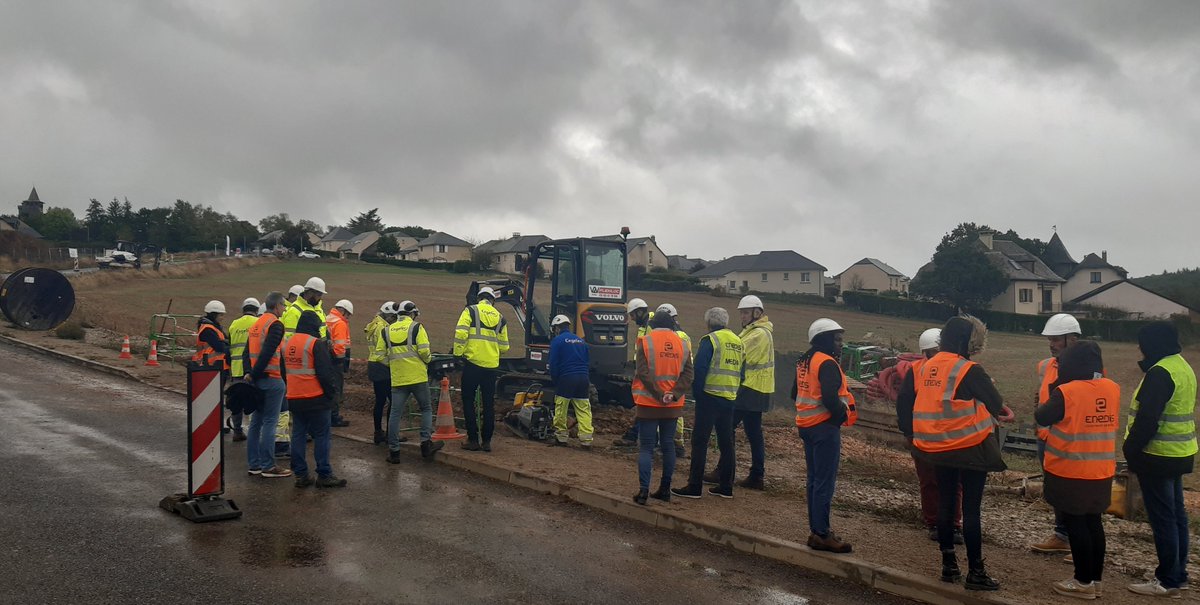 enedisOccitanie's tweet image. Chantier #bascarbone en #Aveyron réalisé aujourd&apos;hui par @Enedis et son partenaire #Cegelec. 
↘️ de 57% de l&apos;empreinte C02 vs un chantier classique grâce à : 
- Engins et Véhicules Électriques
- Carburant PUR TXL
- Ré-utilisation des remblais sur place
#RSE #TransitionEcologique
