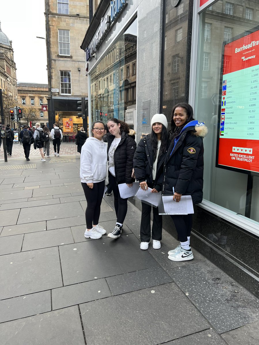 RosshallGeo's tweet photo. N5 urban trip walking from Buchanan street to Rosshall 😄👣 Pupils had a great time, completing environmental survey’s and traffic counts 🌇🚗🏡 @RosshallAcademy @Rosshallmods https://t.co/3myJwlcqIE