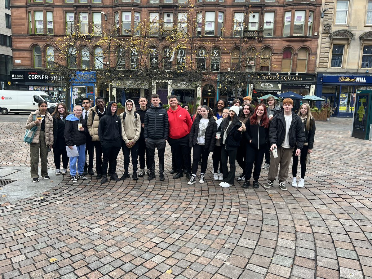 RosshallGeo's tweet photo. N5 urban trip walking from Buchanan street to Rosshall 😄👣 Pupils had a great time, completing environmental survey’s and traffic counts 🌇🚗🏡 @RosshallAcademy @Rosshallmods https://t.co/3myJwlcqIE