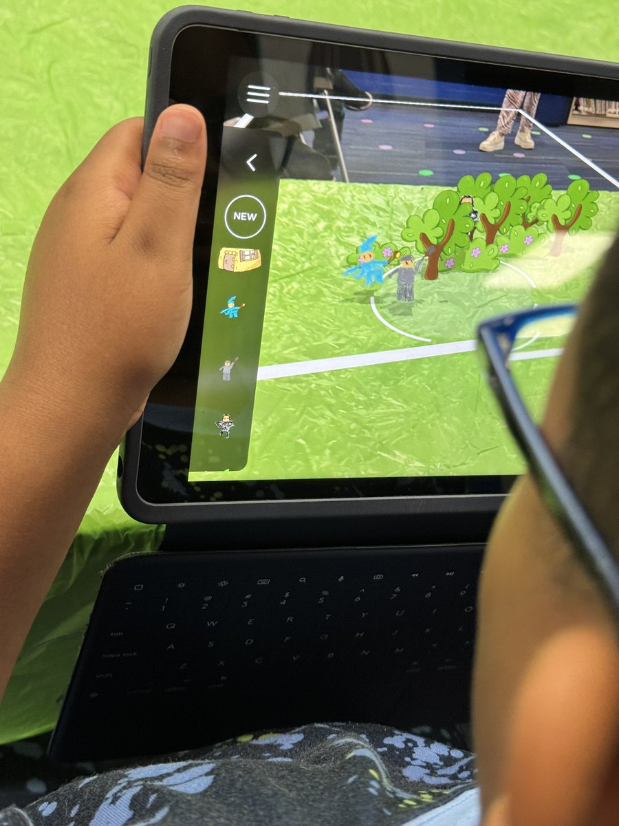 lindsaybcross's tweet image. Rounding out the morning with all of 5th grade rotating through the library acting as Augmented Reality Engineers. Students were challenged with using @ARMakrApp to create a setting for an AR video game. 🎮 #RISDWeAreOne #EveryoneCanCreate