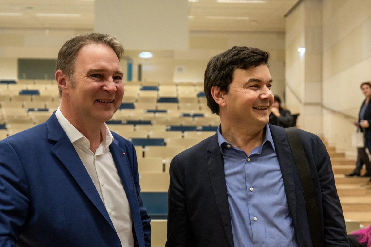 AndiBabler's tweet photo. Heute im Austausch mit dem renommierten Ökonomen Thomas Piketty. Wir sind uns einig: Ungerechte Verteilung von Vermögen ist kein Naturgesetz. Wenn wir Millionenvermögen gerecht besteuern, können wir endlich wieder für Gerechtigkeit sorgen. @PikettyWIL 1/2 https://t.co/dY0MOZ1egq
