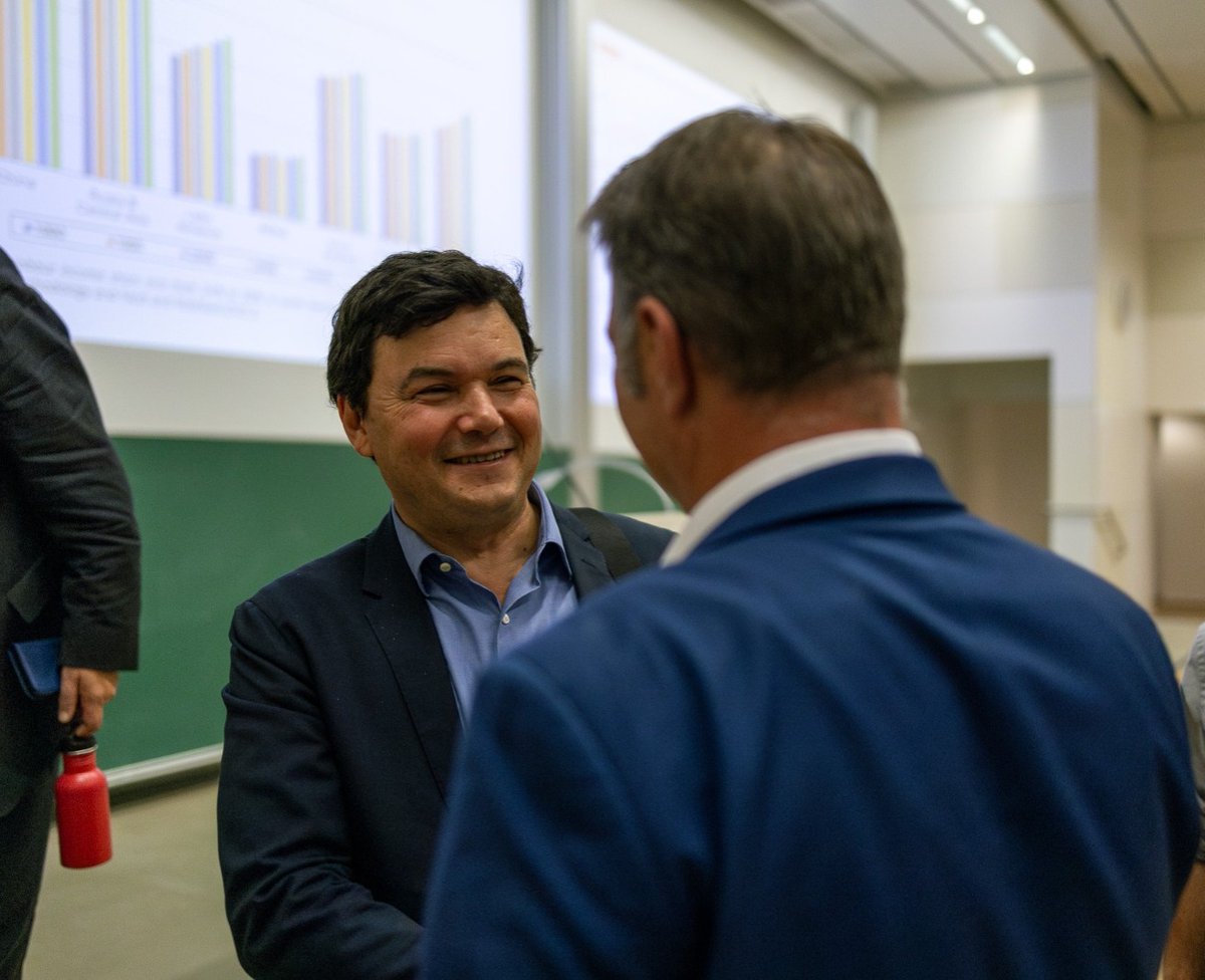 AndiBabler's tweet photo. Heute im Austausch mit dem renommierten Ökonomen Thomas Piketty. Wir sind uns einig: Ungerechte Verteilung von Vermögen ist kein Naturgesetz. Wenn wir Millionenvermögen gerecht besteuern, können wir endlich wieder für Gerechtigkeit sorgen. @PikettyWIL 1/2 https://t.co/dY0MOZ1egq