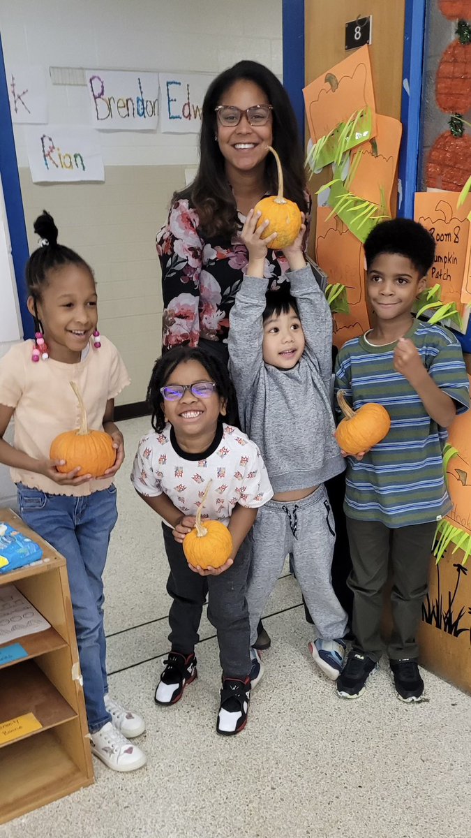 RosemontEagles's tweet photo. Looks like the Pumpkin Patch came to Rosemont! 😊@MrsBCGreen @vbschools https://t.co/cQcOT8PgX7