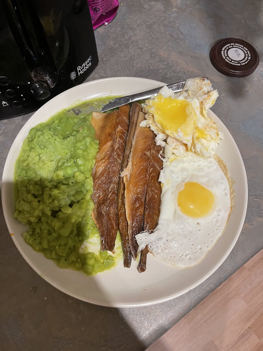 gm259x's tweet photo. Rate @DomH97’s dinner 

- whole tin mushy peas 
- three fried (?) eggs 
- cold mackerel https://t.co/atB6KMy7A9