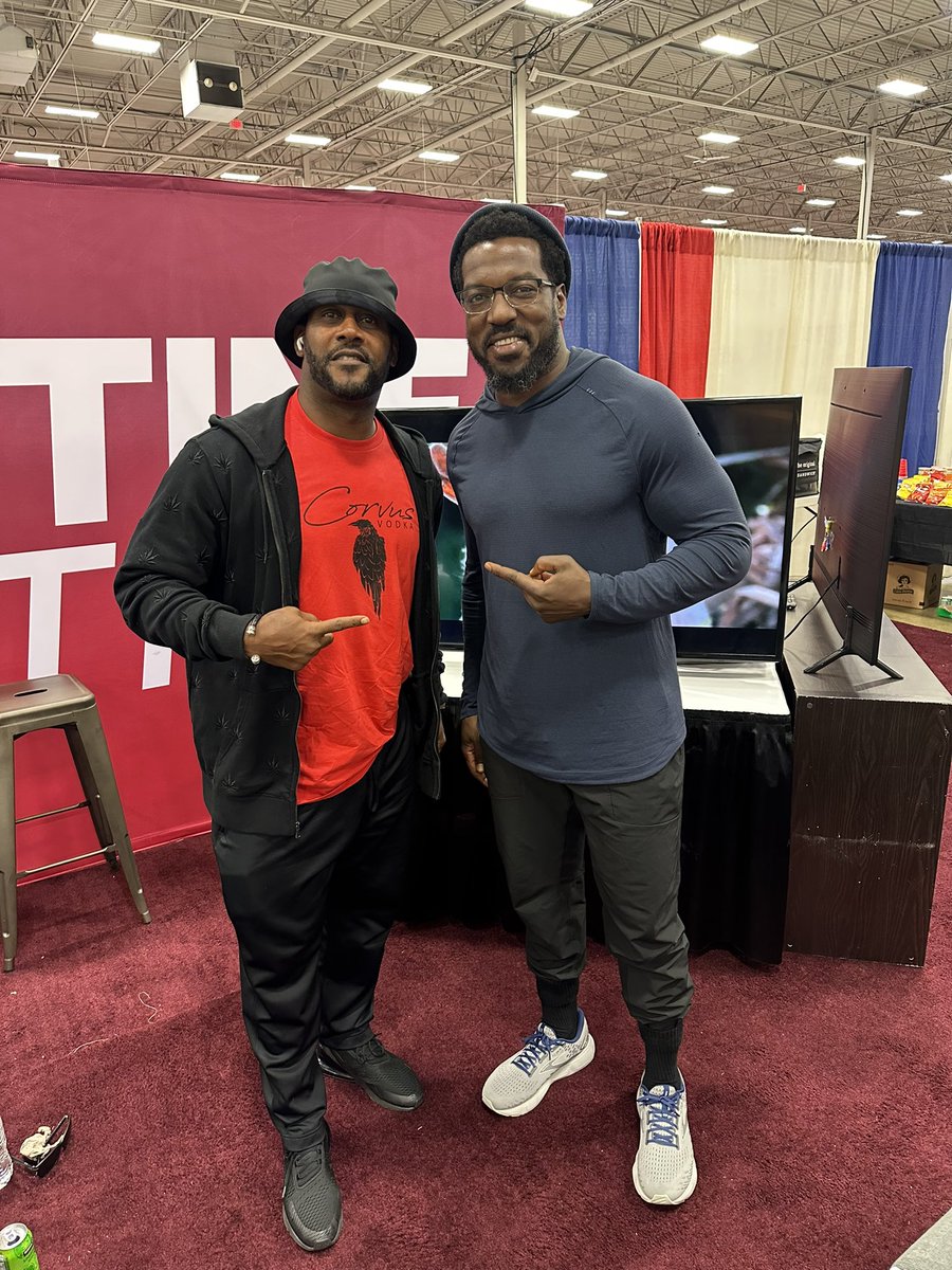 PatrickWillis52's tweet photo. Had a great time chopping it up with HOFer @OfficialTyLaw #CSASHOW #autographs #memorabilia https://t.co/8K40QaJH4z