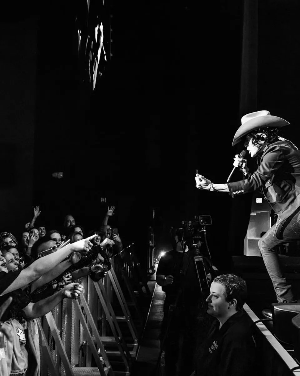 sylvie_lengjel's tweet photo. Sacremento ! Loved seeing you all. Thank you !! 💛⚡
•
📷 @christuitephoto 👌🤍
•
#repost @iamlp 🌺🤠🖤
•
#iamlp #iamlpofficial #lp #lphackedcanada #lpcanada #northamericantour2023 #lptour2024 #newmusic #lovelines https://t.co/QQ1BAOUmeH