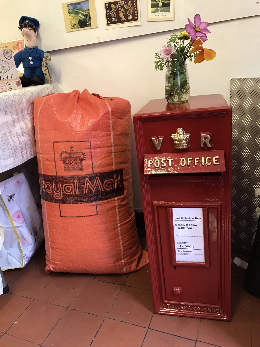 letterappsoc's tweet photo. Nearly all set up for tomorrow’s drop-in letter writing birthday celebrations at The Hub in Swanage. It’s always difficult to know if anyone will come but it’s such a lovely space, I’d be quite happy writing letters for 4 hours if it came to it. (And eating cake) #THLAS6 🥳💌🧁 https://t.co/Qi8k17H3ge