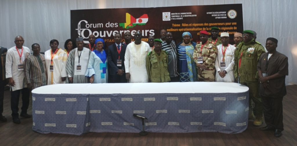 WSagbe's tweet photo. #BurkinaFaso Les gouverneurs des pays de l'espace du Liptako-Gourma sont en forum du 25 au 26 octobre 2023 à Ouagadougou, pour une appropriation de la stratégie régionale de stabilisation.
Source : @burkina24 https://t.co/zDxUUfOIlq
