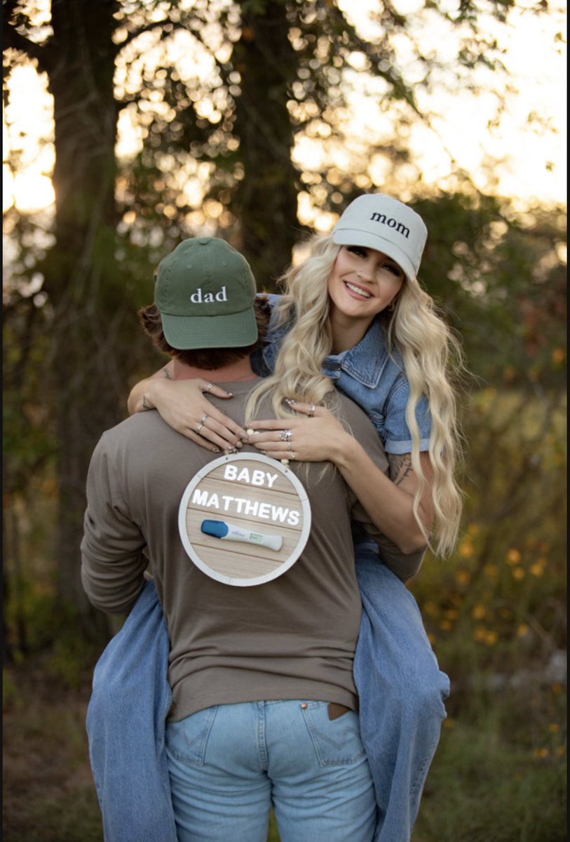 _madisipes_'s tweet photo. Twitters favorite blonde turns “mommy” https://t.co/7dlvL8xHJE