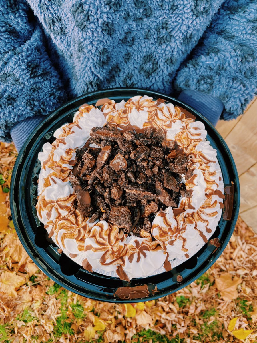 NYGilligans's tweet photo. Oreo Pie or Peanut Butter Pie? 🤔 There are no wrong answers. https://t.co/wWydxaPlnu