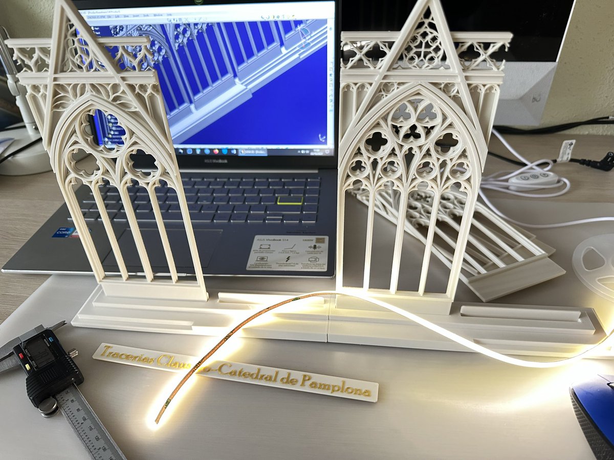 Le voy a meter leds a las tracerías de la catedral de Pamplona, como lámpara va a tener más sentido. 
Tengo que rediseñar y reimprimir la base pero creo que quedará relindo 😋.