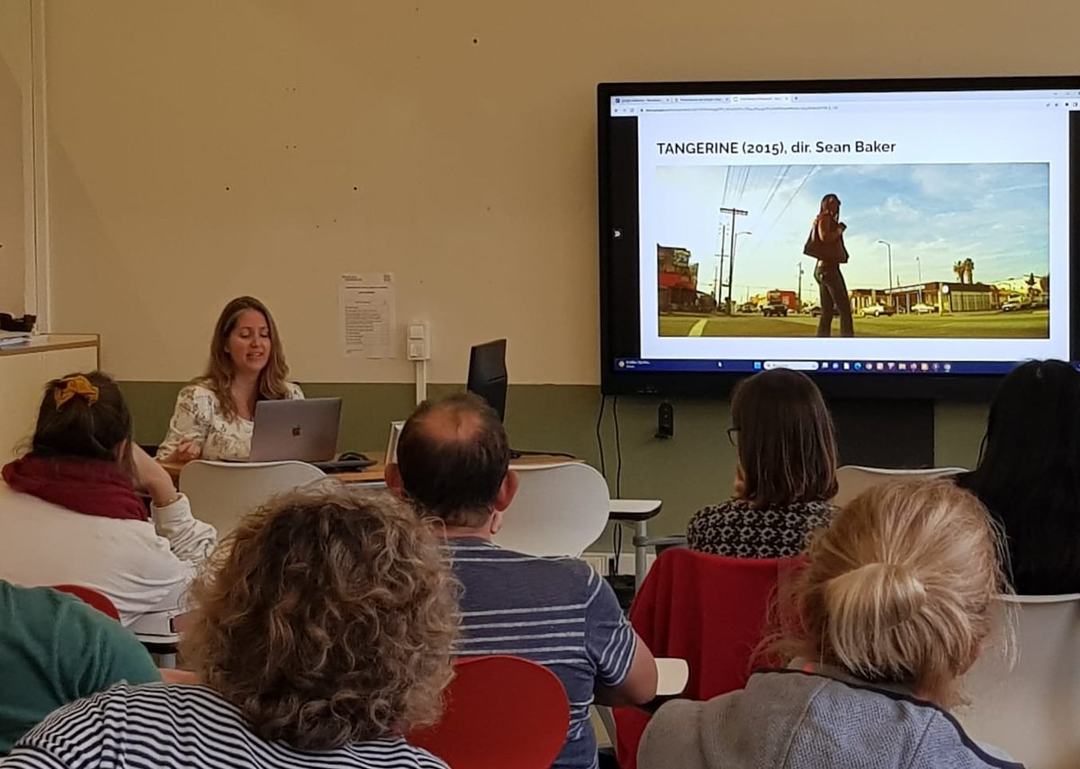 faberllull's tweet photo. L'escriptora 🇺🇸 @walkingdeadpan es troba amb l'alumnat dels nivells superiors a @EOIOlot per parlar de #Hollywood, l'època daurada del 📽️ i les semblances i diferències amb el moment actual #residènciaindividual #escriptura https://t.co/PZuosAYjFc