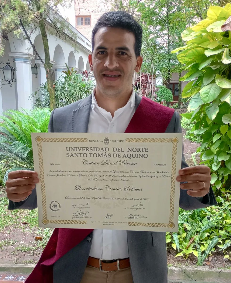 Crispetersenok's tweet photo. Con gran alegría y satisfacción hoy recibí mi título universitario de Licenciado en Ciencias Políticas.
Quiero agradecer a todas las personas que me ayudaron a poder llegar a este objetivo: a mi familia, a mi esposa, mis hijos y a mis compañeros de estudio.(+) https://t.co/iBHtUoMbMv