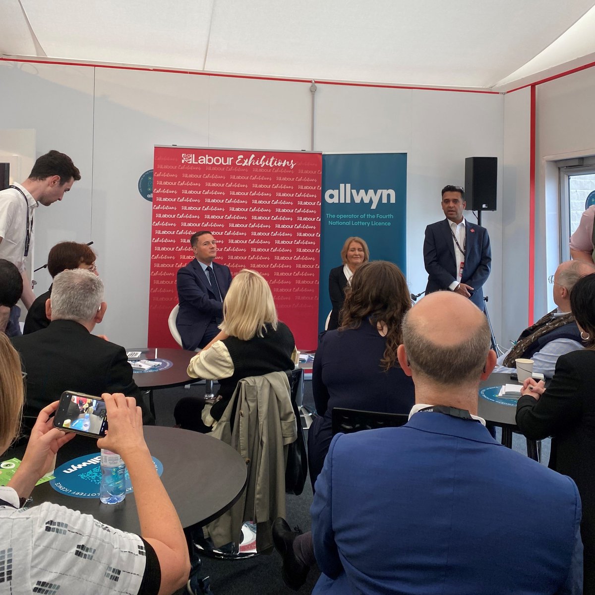 @LeukaemiaCareUK and @LeukUK attended the Labour Conference and met with the Shadow Secretary of State for Health and Social Care, @wesstreeting, to discuss the challenges in measuring earlier diagnosis rates of leukaemia and shared our policy recommendations. 1/2