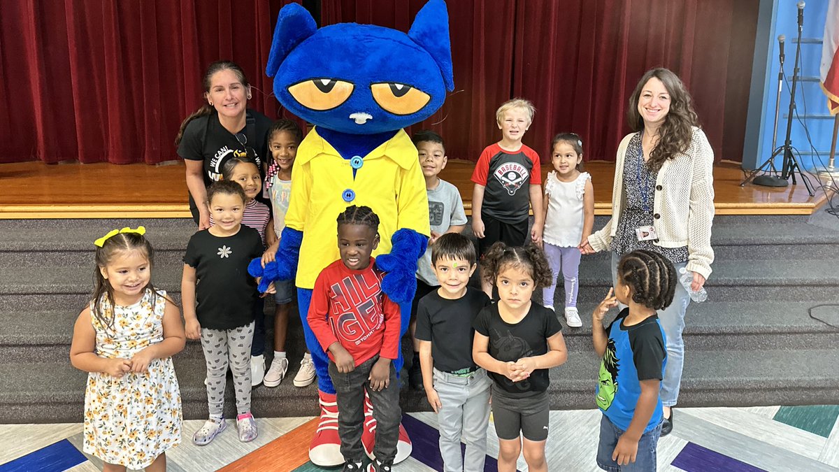 WidenElementary's tweet photo. 📚 Thanks to Book Days and @KendraScott for bringing Pete the Cat to school today! Our wildcats had a blast 😺 #PeteTheCat #BookDays #SchoolFun @AustinISDLibs https://t.co/o1vMlVDSgQ