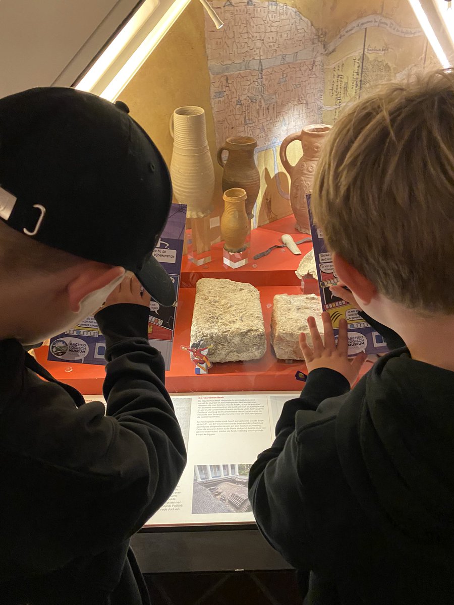 HaarlemArcheo's tweet photo. Het was zaterdagavond een gezellige drukte bij ons tijdens Museumnacht Kids Haarlem. Er werd gespeurd naar superhelden, geknutseld en met onze superheld Cornelis op de foto gegaan. Met dank aan onze vrijwilligers konden we ook deze late uurtjes open gaan! 
#museumnachtkidshaarlem https://t.co/hAuqODYR7y