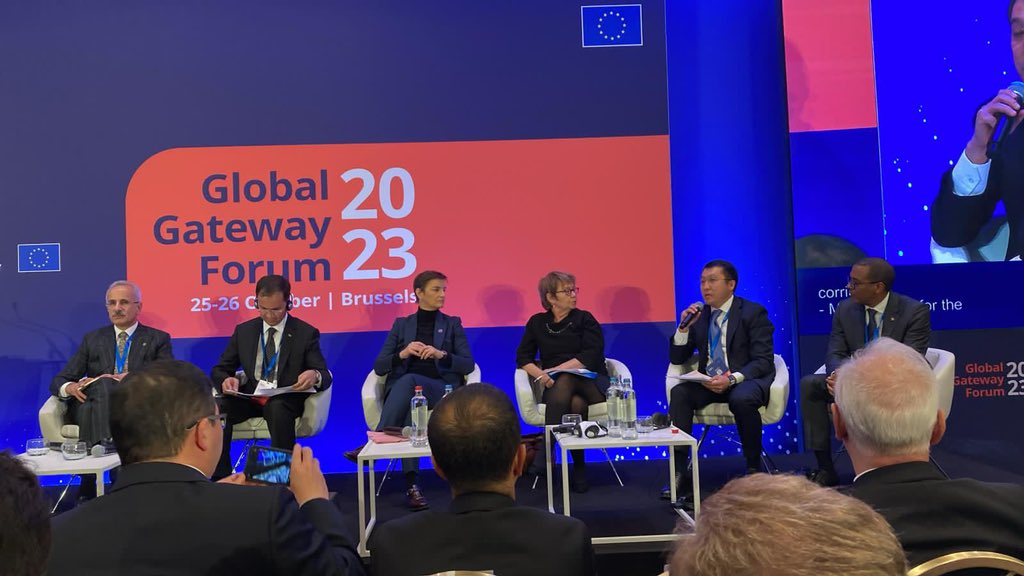 #GlobalGateway Forum #TransportCorridors session. Our @OdileRenaud discussing how @EBRD is supporting GG through bringing private sector capital, commercialisation, governance and transparency of SOEs as well as hard investments and soft measures. #TransCaspianRoute #EBRDregions