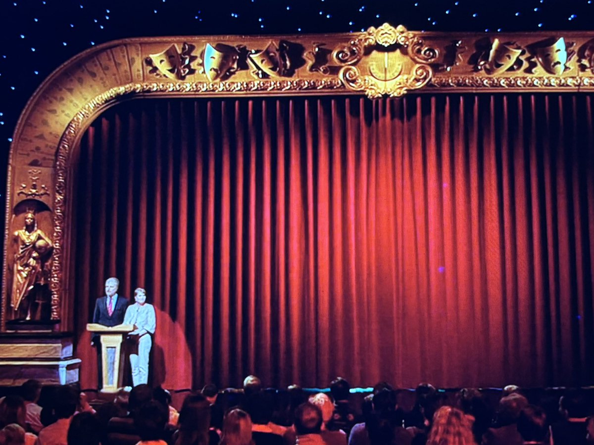 not me finding out da het decor van legende vh spooktheater van anubis hetzelfde decor is als da van tegen de sterren op pls