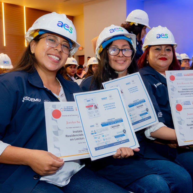AESElSalvador's tweet photo. A través de #AESMujer y junto con @ISDEMU graduamos a 116 mujeres como técnicas electricistas de cuarta categoría, quienes también se especializaron en “Lectura y Censos de Carga” #ImpactandoVidas #MujeresElectricistas 👷🏻♀️⚡ @TheAESCorp