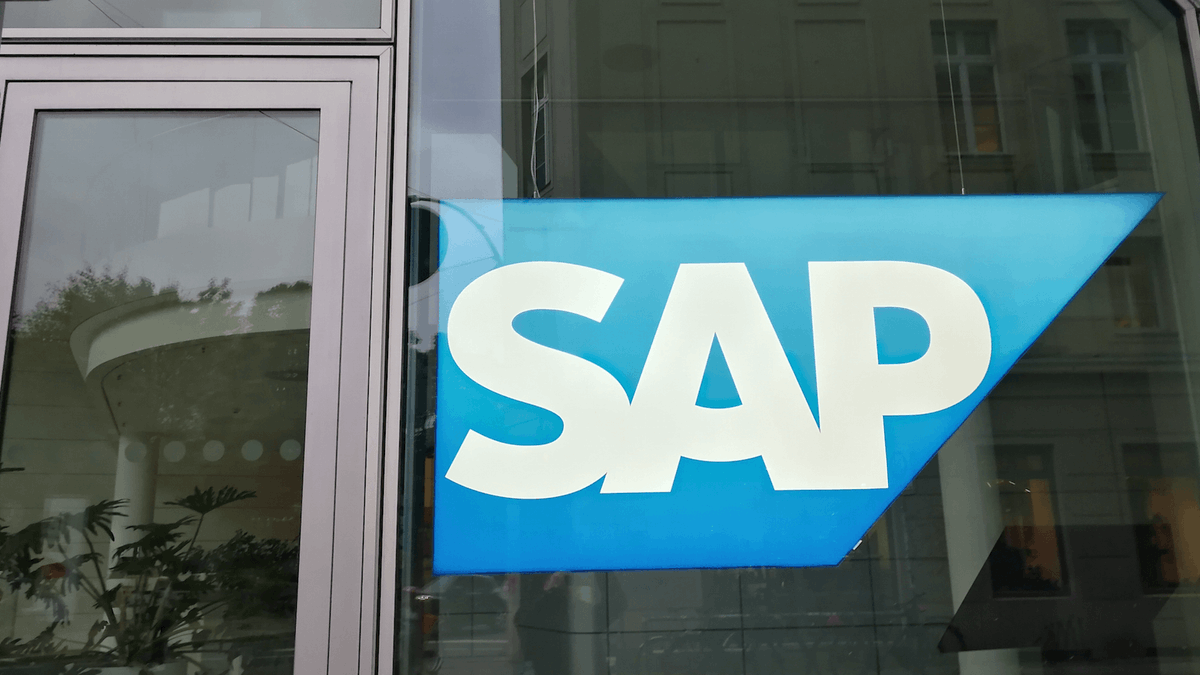 SEMNewsBot's tweet photo. SAP CX makes its generative AI move https://t.co/vRGhumbNNy https://t.co/bwVRrNgeB8