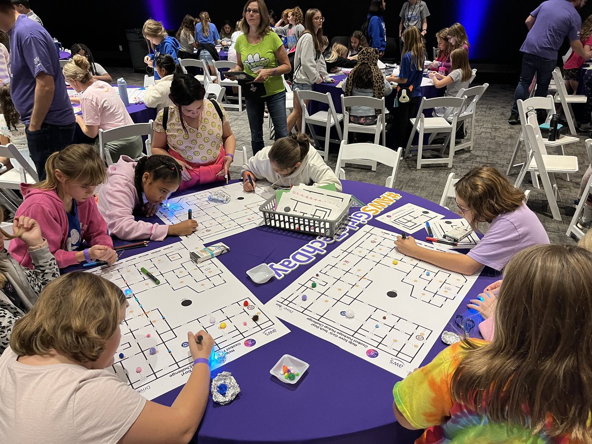 Rippsters's tweet image. Our afternoon #STEAM challenge with #awsgirlstechday is with @Ozobot and delivering/picking up packages @HilliardSchools @BeaconBobcats