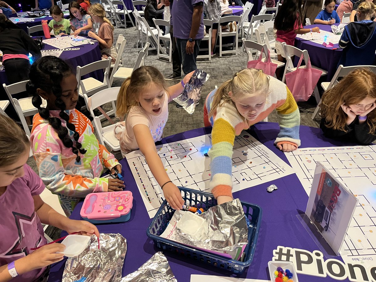 Rippsters's tweet image. Our afternoon #STEAM challenge with #awsgirlstechday is with @Ozobot and delivering/picking up packages @HilliardSchools @BeaconBobcats