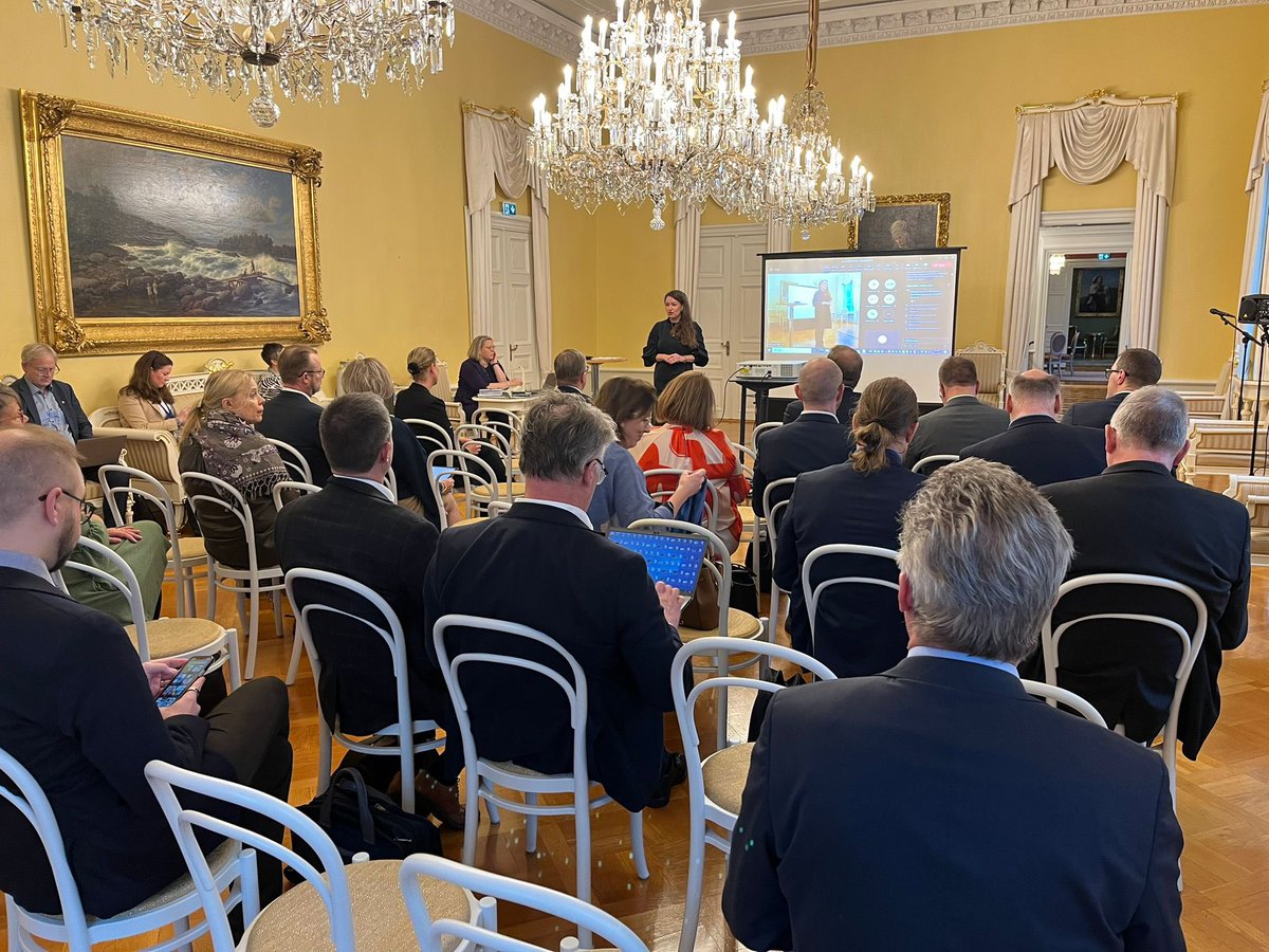 Kaupunkipolitiikan yhteistyöryhmän uusi kausi starttasi tänään Smolnassa hyvillä keskusteluilla ja evästyksillä. Suomi tarvitsee vahvaa #kaupunkipolitiikka’a - ovathan kaupungit tärkeitä osaamisen ja kasvun vetureita. Kiitos kaikille, jatketaan kumppanuuden hengessä eteenpäin!