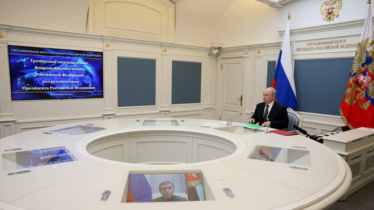 France24_fr's tweet photo. La Russie entraîne ses forces à une "frappe nucléaire massive" de contre-attaque
➡️ https://t.co/cuIVtiMAbx https://t.co/QiTko6neZJ