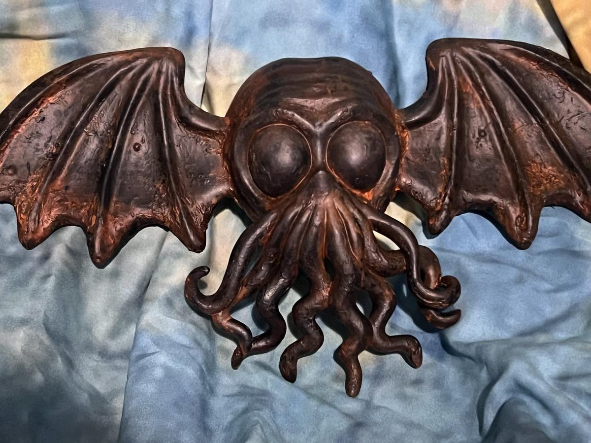 rltpress's tweet photo. Here are two new pieces I have recently finished. A wall hanging version of my Lil’Thulu sculpt and the Glub Glub Box from Olbeg’ Gallery of Grave Goods. #3DPrinting #TTRPGs #gamingprops #dnd #somethingfun https://t.co/wK9KZcIWR5