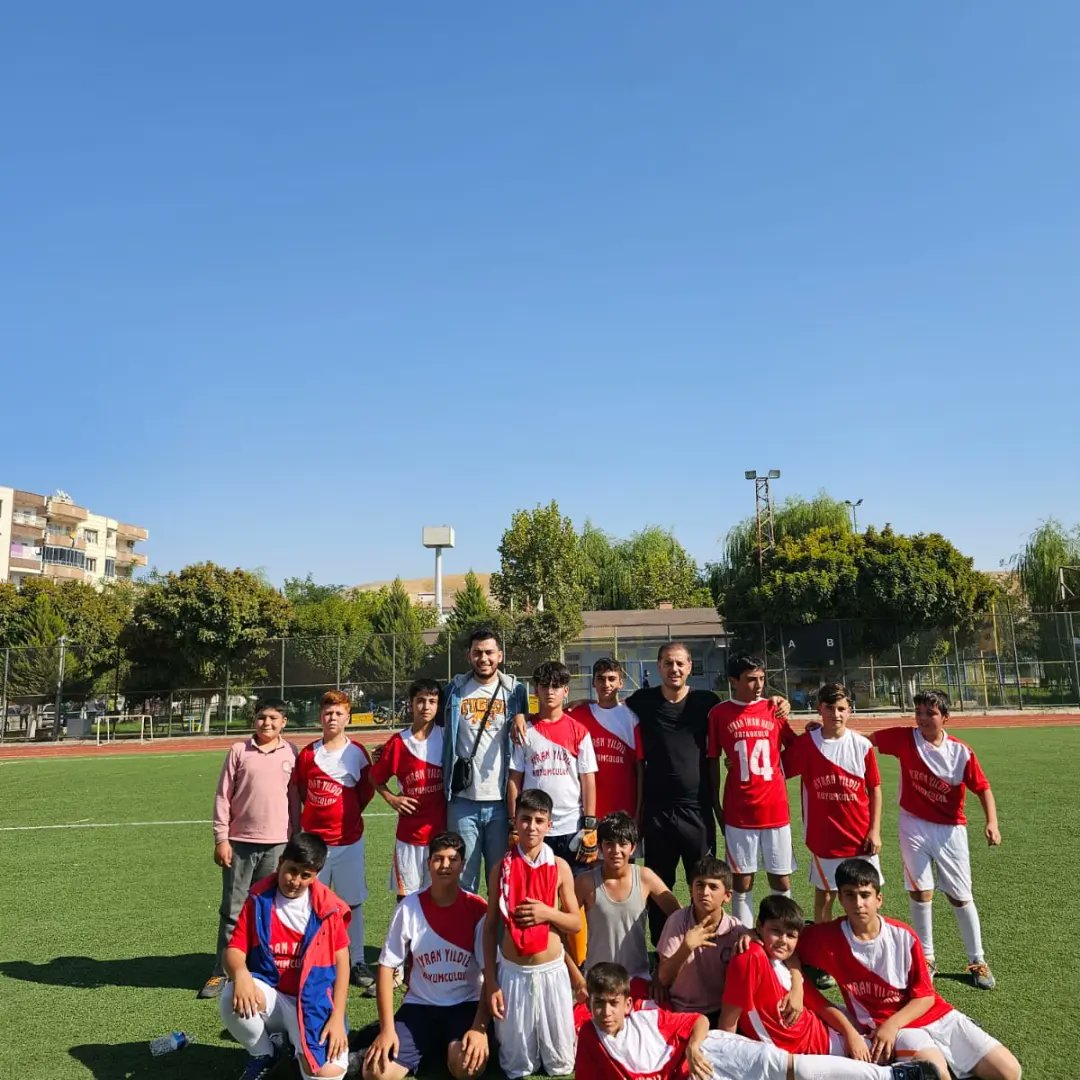 Yıldızlar futbol takımımız yaptığı ilk karşılaşmada Dumlupınar Ortaokulunu 2-0 mağlup etti takımımızı tebrik ediyoruz.🥳🥳👏
<a href="/TurgutMehdi/">Mehdi TURĞUT</a> 
<a href="/BirecikMem/">Birecik İlçe Mem</a>