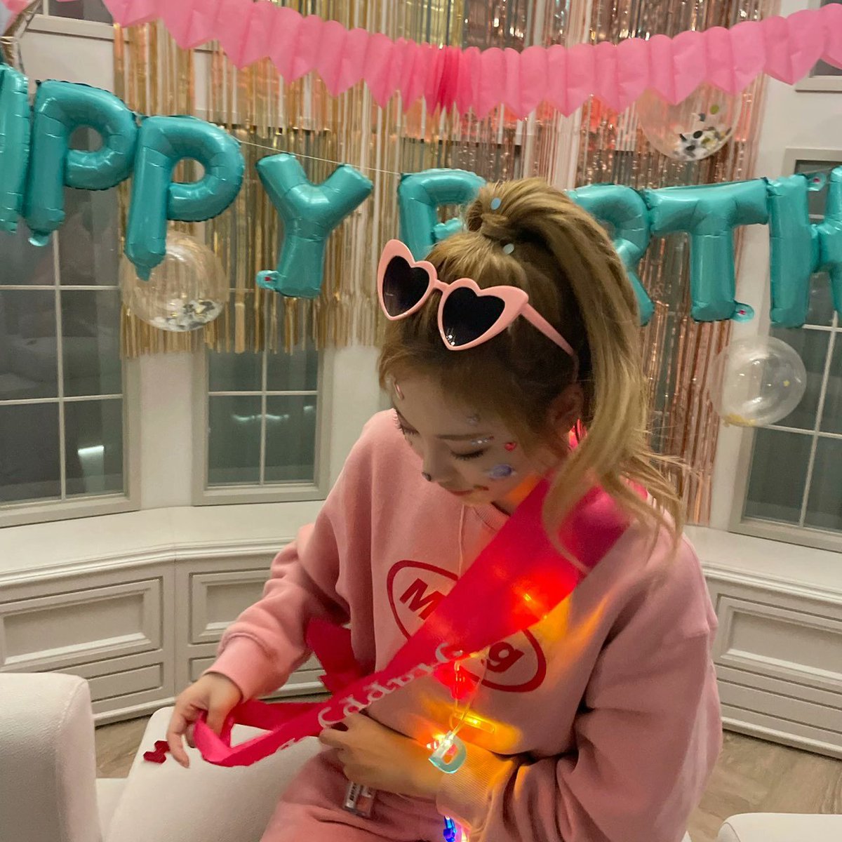 ˹ ⠀  𝐄. ⠀ ⠀   📸 ⠀ ⠀   𝐕𝐄𝐍𝐓 ⠀ ⠀   ! ⠀ ⠀  #𝕦͟𝕡͟      ⋆     dᥲtᥱ ⠀  : ⠀#𝟺𝑀𐙚ུ⃨和·𝓚ᥲorι𖦹  .

Ottie hace como que no se da cuenta antes de salir corriendo él solo a felicitar a la más bonita #ℒ𖠇v伊利𔘓ֺℙrince͟s͟s en su día especial. ¡Felicidades!