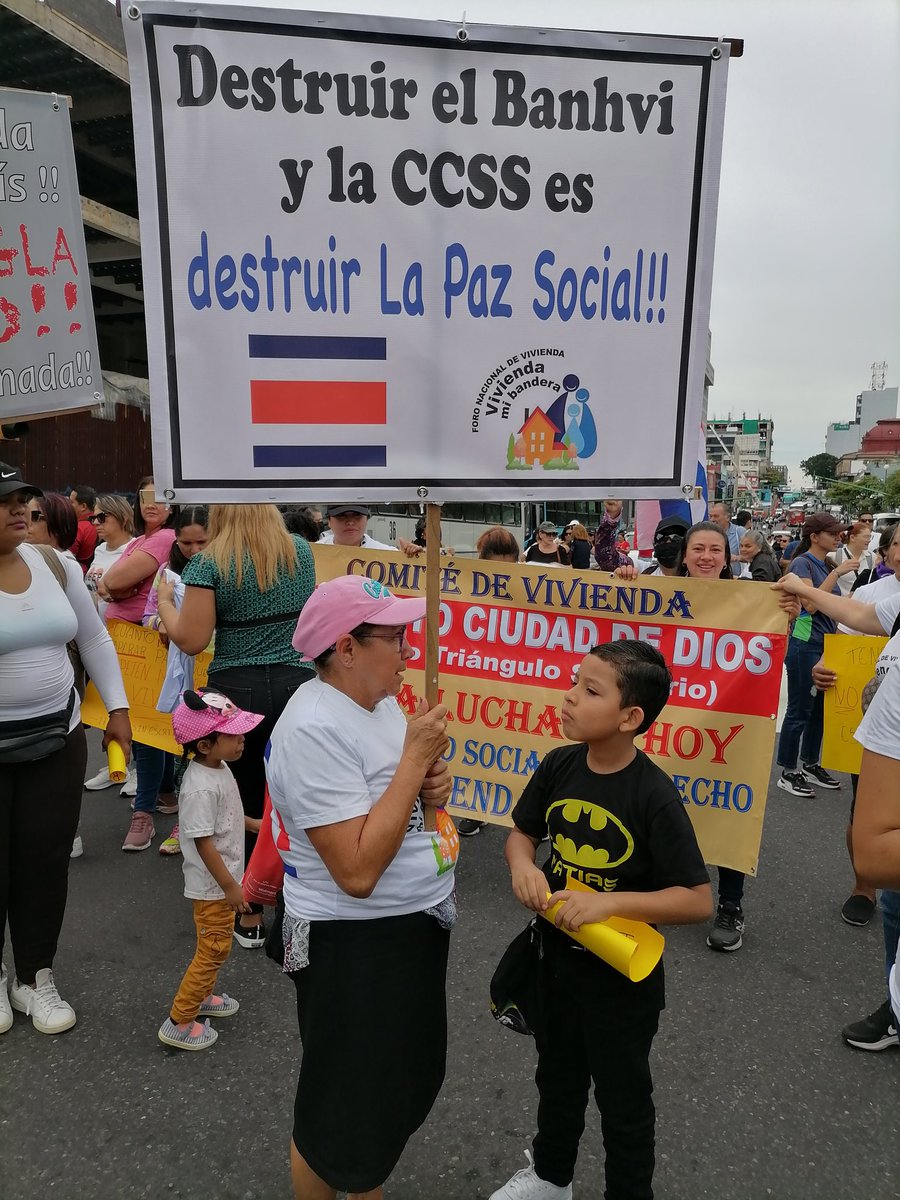 FabiolaPomareda's tweet photo. En la Avenida Segunda, cerca de la Plaza de la Democracia https://t.co/45eHmdmRg2