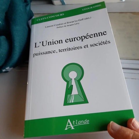 Nouvelle réjouissante : l'ouvrage « L’Union européenne : puissance, territoires et sociétés »  <a href="/EditionsAtlande/">Éditions Atlande­­</a> est sorti.
Merci à mon codirecteur <a href="/ErwanLeGoff1/">Erwan Le Goff</a>, à mon amie Eloïse Libourel, et à tous les coauteurs et amis pour ce magnifique projet.
